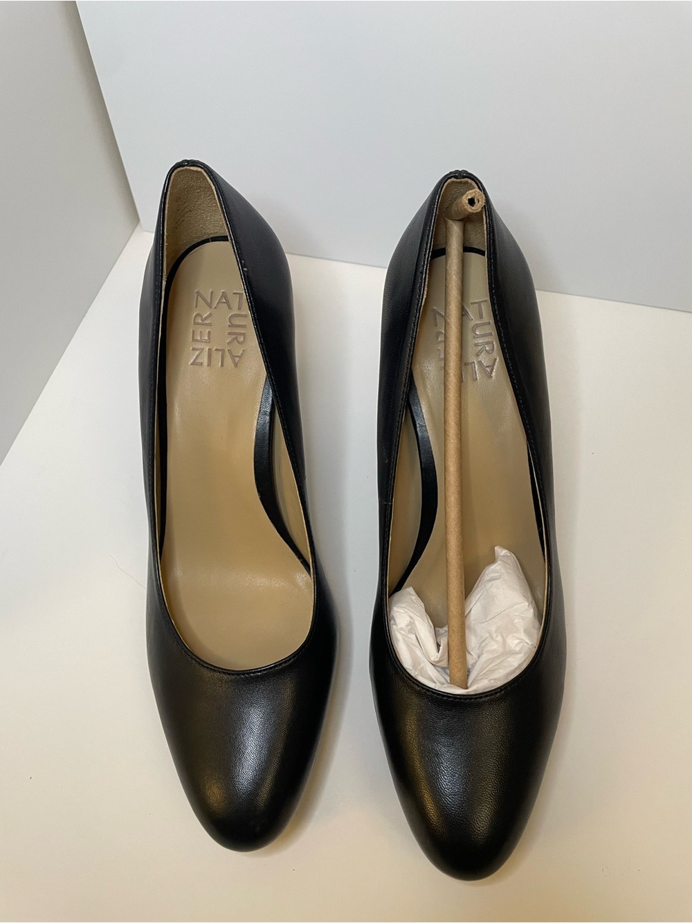 Naturalizer Black Leather Round-Toe Pumps